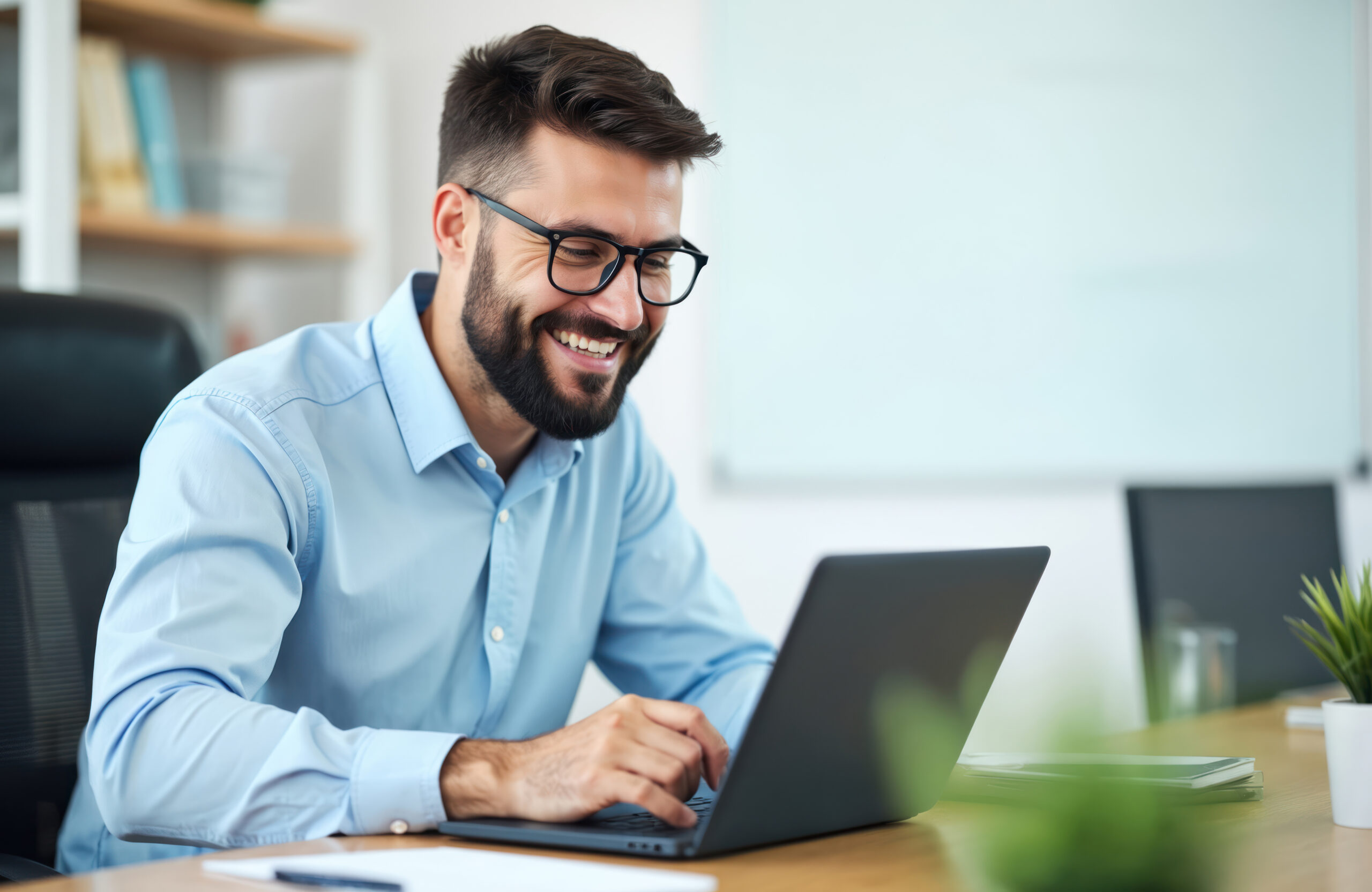 Mann am Laptop liest den Newsletter und freut sich über neue kommunale Schulungen.