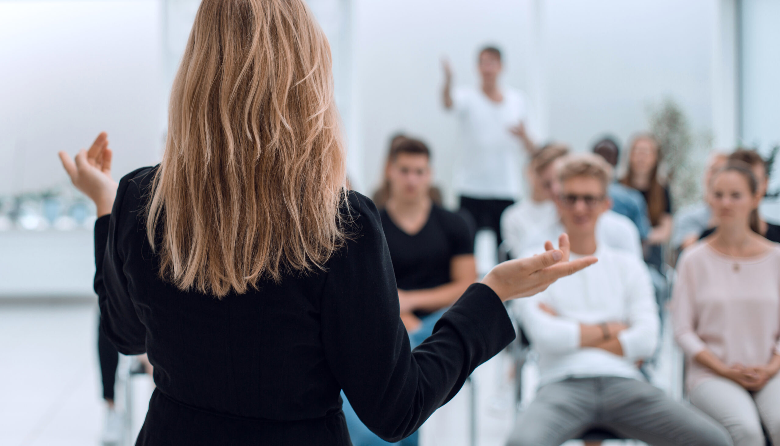 Referent spricht vor Teilnehmern im offenen Programm der Akademie.