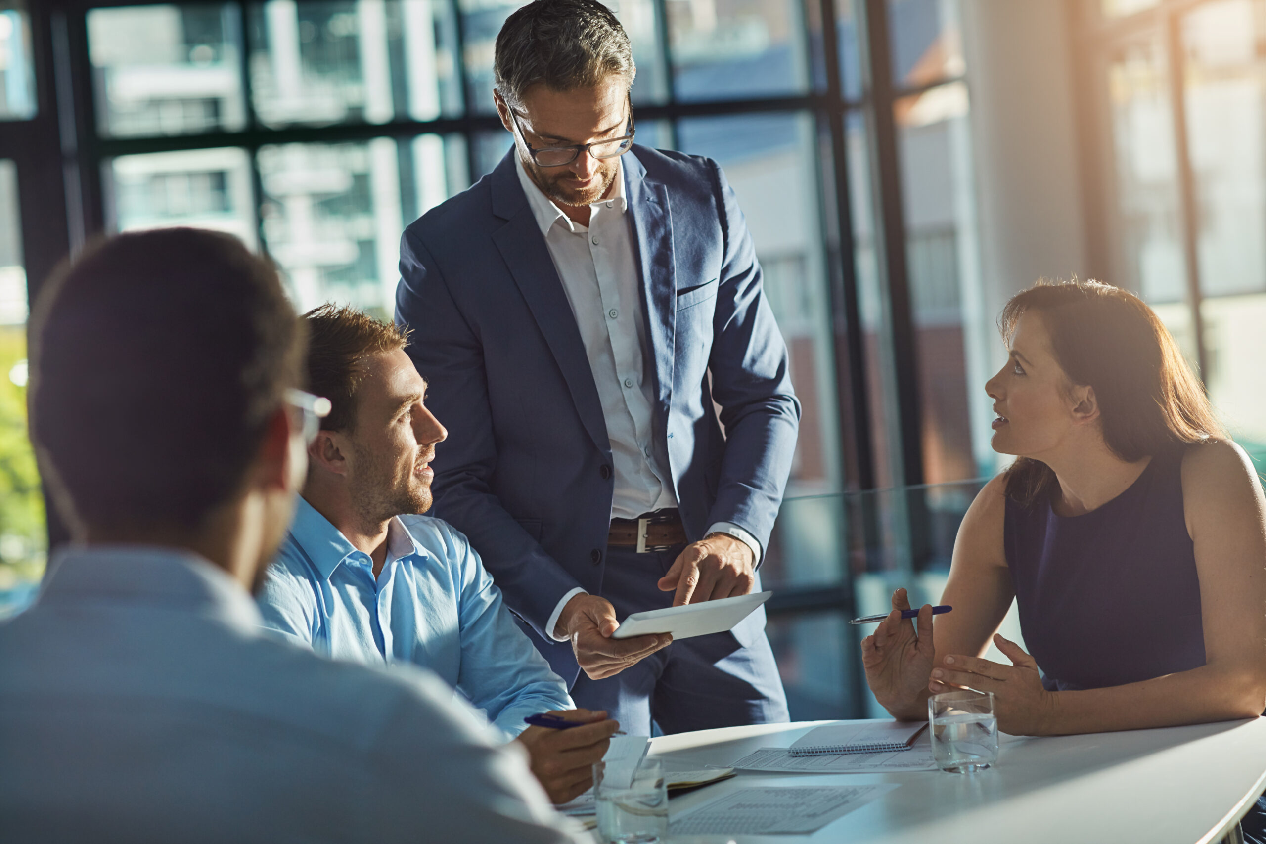 Team im Meeting bespricht Strategien für Ordnung und Sicherheit in der Verwaltung.
