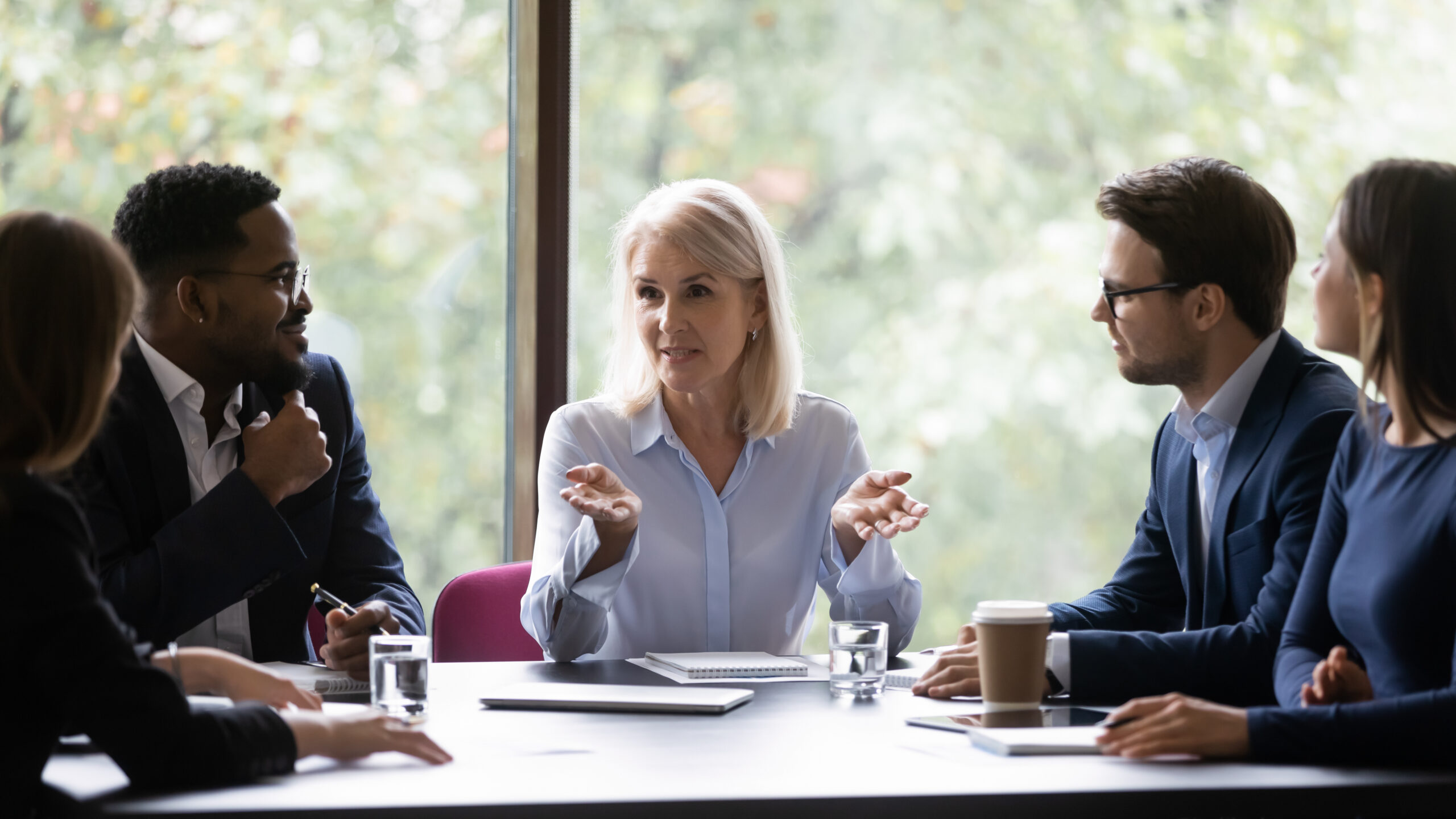 Gruppe von Fachkräften in Besprechung zum kommunalen Beteiligungsmanagement.