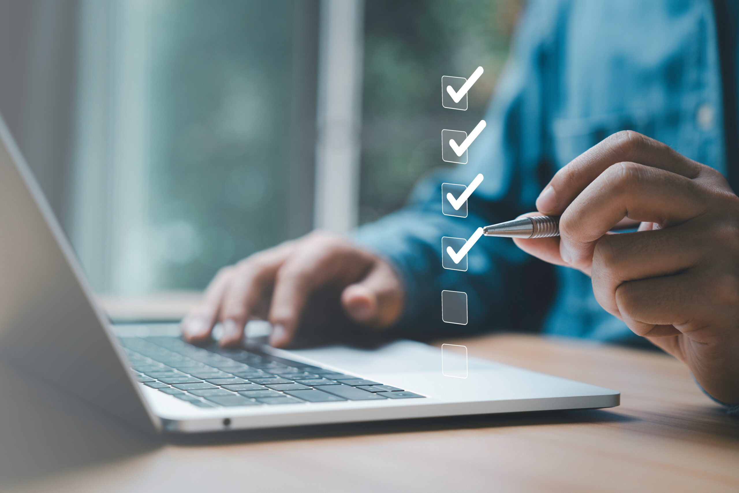 Person überprüft Checkliste. Symbol für Revision und Qualitätsmanagement.